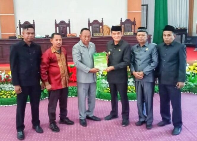 Wakil Bupati Konut, H. Abuhaera, menyerahkan KUA-PPAS APBD Konut 2024 kepada Wakil Ketua DPRD Konut, I Made Tarabuna, Jumat, (28/07/2023). (*Ist)