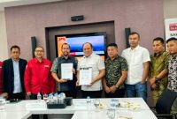 Bupati Konut, H. Ruksamin menandatangani MoU bersama Chieff of Businnes and Government Relation tvOne, Harta Mitra Hidayat di Kantor tvOne, Gedung Pulogadung, Jl. Raya Terate II, nomor 2 Kawasan Industri Pulogadung, Jakarta Timur pada Senin (31/07/2023). (*Ist)