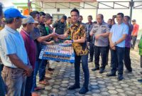 Ketua DPRD Konut, Ikbar menyerahkan bantuan ternak itik kepada kelompok penerima di Rujab DPRD Konut. Kamis, (03/08/2023). (*Rul)