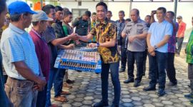 Ketua DPRD Konut, Ikbar menyerahkan bantuan ternak itik kepada kelompok penerima di Rujab DPRD Konut. Kamis, (03/08/2023). (*Rul)