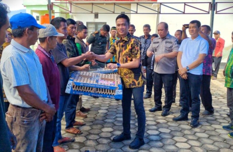 Ketua DPRD Konut, Ikbar menyerahkan bantuan ternak itik kepada kelompok penerima di Rujab DPRD Konut. Kamis, (03/08/2023). (*Rul)