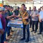 Ketua DPRD Konut, Ikbar menyerahkan bantuan ternak itik kepada kelompok penerima di Rujab DPRD Konut. Kamis, (03/08/2023). (*Rul)