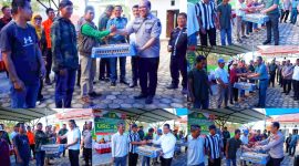 Bupati dan Wakil Bupati Konut, H. Ruksamin, H. Abuhaera bersama Ketua DPRD Konut, Ikbar dan Forkopimda menyerahkan batuan ternak itik ke 24 kelompok peternak. Kamis, (03/08/2023).(*Rul).
