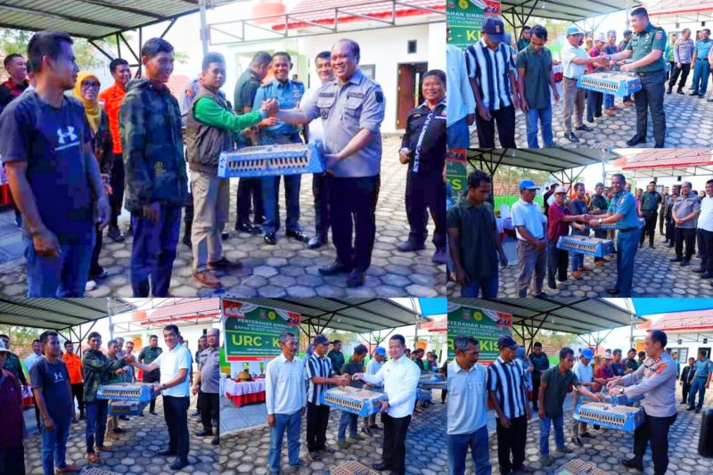 Bupati dan Wakil Bupati Konut, H. Ruksamin, H. Abuhaera bersama Ketua DPRD Konut, Ikbar dan Forkopimda menyerahkan batuan ternak itik ke 24 kelompok peternak. Kamis, (03/08/2023).(*Rul).