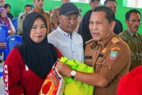 Sekda Konut, H. Muh Kasim Pagala menyerahkan produk sembako di acara pasar murah di Kecamatan Sawa, Senin (07/08/2023). (*Ist)