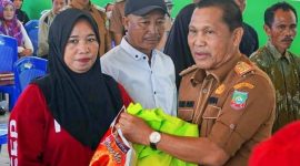 Sekda Konut, H. Muh Kasim Pagala menyerahkan produk sembako di acara pasar murah di Kecamatan Sawa, Senin (07/08/2023). (*Ist)