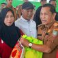 Sekda Konut, H. Muh Kasim Pagala menyerahkan produk sembako di acara pasar murah di Kecamatan Sawa, Senin (07/08/2023). (*Ist)