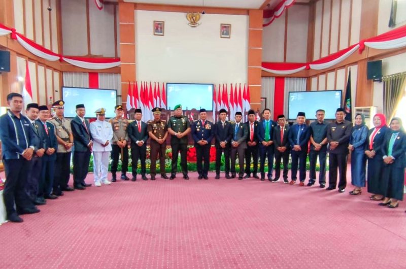 Foto Bersama Bupati, H. Ruksamin dan Ketua DPRD Konut, Ikbar, Sekda Konut, para OPD bersama Forkopimda Konut usai mendengarkan pidato presiden RI Proklamasi Kemerdekaan Republik Indonesia ke-78 Tahun 2023, bertempat di ruang Rapat Paripurna DPRD Konut. Rabu, (16/08/2023). (*Rul)