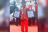 Bupati Konawe Utara, H. Ruksamin menggandeng sekaligus dua Rekor Muri Dunia di hari kemerdekaan Ke-78 RI, di pantai tanjung taipa. Kamis, (17/08/2023). (*Rul)