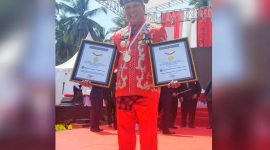 Bupati Konawe Utara, H. Ruksamin menggandeng sekaligus dua Rekor Muri Dunia di hari kemerdekaan Ke-78 RI, di pantai tanjung taipa. Kamis, (17/08/2023). (*Rul)