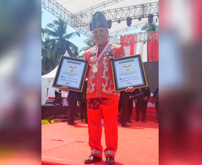 Bupati Konawe Utara, H. Ruksamin menggandeng sekaligus dua Rekor Muri Dunia di hari kemerdekaan Ke-78 RI, di pantai tanjung taipa. Kamis, (17/08/2023). (*Rul)