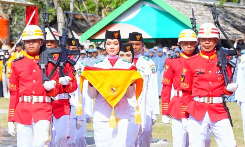 Lusi Andriani pembawa bendera pusaka di HUT Ke-78 RI Konawe Utara. Kamis (17/08/2023). (*Ist)
