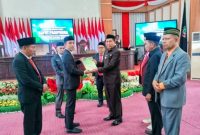 Sekda Konut, H. M. Kasim pagala menyerahkan ke Ketua DPRD Konut, Ikbar soal rancangan perubahan KUA-PPAS 2023. Rabu, (16/08/2023). (*Rul)