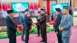 Sekda Konut, H. M. Kasim pagala menyerahkan ke Ketua DPRD Konut, Ikbar soal rancangan perubahan KUA-PPAS 2023. Rabu, (16/08/2023). (*Rul)