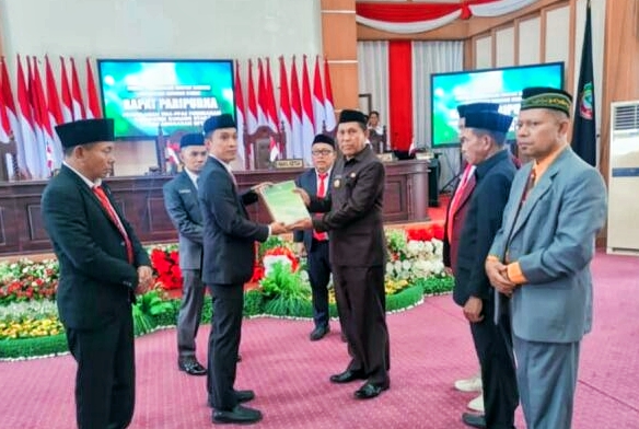 Sekda Konut, H. M. Kasim pagala menyerahkan ke Ketua DPRD Konut, Ikbar soal rancangan perubahan KUA-PPAS 2023. Rabu, (16/08/2023). (*Rul)