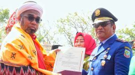 Dr. Ali Mochtar Ngabalin, M.Si, memberikan penghargaan Satyalancana Karya Satya dari Presiden RI kepada Djasmiddin, SE, di momentum peringatan HUT Kemerdekaan Ke 78 RI di pantai tanjung taipa. (*Rul)