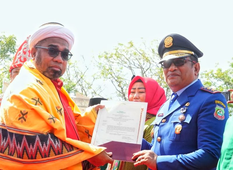 Dr. Ali Mochtar Ngabalin, M.Si, memberikan penghargaan Satyalancana Karya Satya dari Presiden RI kepada Djasmiddin, SE, di momentum peringatan HUT Kemerdekaan Ke 78 RI di pantai tanjung taipa. (*Rul)