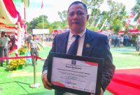 Wakil Ketua Umum Kadin Sultra, Sastra Alamsyah menerima penghargaan dari Kepala Kantor Kemenkumham Sultra di Hari Dharma Karya Dhika (HDKD) ke-78, pada Senin (21/8/2023). (*Ist)