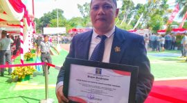 Wakil Ketua Umum Kadin Sultra, Sastra Alamsyah menerima penghargaan dari Kepala Kantor Kemenkumham Sultra di Hari Dharma Karya Dhika (HDKD) ke-78, pada Senin (21/8/2023). (*Ist)