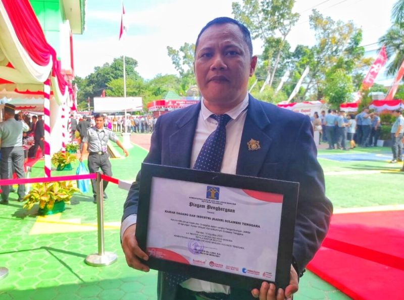 Wakil Ketua Umum Kadin Sultra, Sastra Alamsyah menerima penghargaan dari Kepala Kantor Kemenkumham Sultra di Hari Dharma Karya Dhika (HDKD) ke-78, pada Senin (21/8/2023). (*Ist)