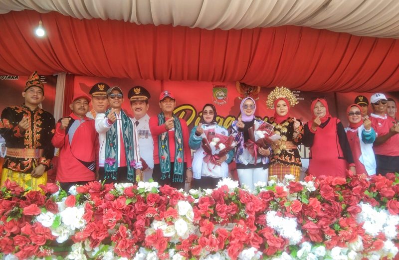 Wakil Bupati, H. Abuhaera didampingi Ketua DPRD Konut, Ikbar bersama Ketua PKK Konut membuka Porseni tingkat Kecamatan Andowia, Kabupaten Konawe Utara dilaksanakan di Lapangan hadasi. Selasa, (22/08/2023). (*Rul)