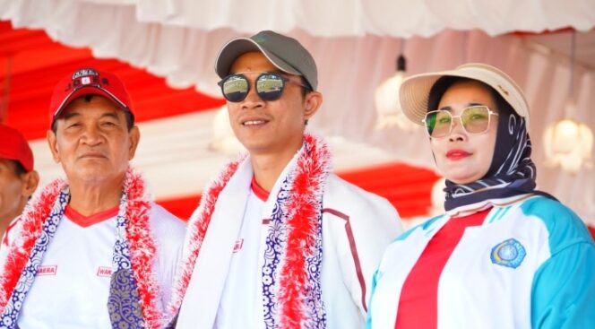 (Kiri ke kanan) Wakil Bupati Konut, H. Abuhaera, S.Sos.,M.Si, Ketua DPRD Konut, Ikbar, SH.,MH dan Ketua TP PKK Konut, Hj. Nur Ponira Ruksamin, S.Sos.,M.Si membuka Porseni tingkat kecamatan asera. Selasa, (22/08/2023).(*ist)