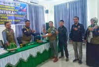 Terpilih FPRB Konut, Jefri Ipnu menerima dokumen Musyawarah Besar (Mubes) pertama, di Aula Dinas Perpustakaan Konut, Rabu (30/8/2023). (*Rul)