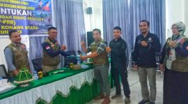 Terpilih FPRB Konut, Jefri Ipnu menerima dokumen Musyawarah Besar (Mubes) pertama, di Aula Dinas Perpustakaan Konut, Rabu (30/8/2023). (*Rul)