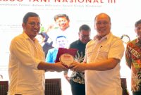 Bupati Konawe Utara, H. Ruksamin (Kanan), menerima cinderamata dari Rembuk Tani Nasional Petani Kelapa Sawit Indonesia 2023.