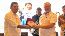 Bupati Konawe Utara, H. Ruksamin (Kanan), menerima cinderamata dari Rembuk Tani Nasional Petani Kelapa Sawit Indonesia 2023.