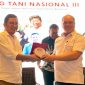 Bupati Konawe Utara, H. Ruksamin (Kanan), menerima cinderamata dari Rembuk Tani Nasional Petani Kelapa Sawit Indonesia 2023.