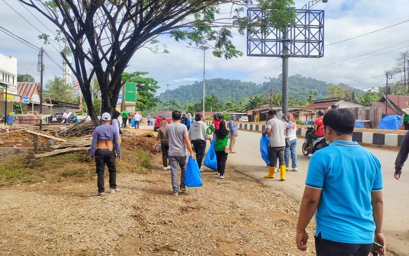 DLH Konut bersama Pemerintah Kelurahan Wanggudu, Kecamatan Asera, memperingati World Cleanup Day dengan melakukan Bersih-bersih sampah dilingkungan kompleks perkantoran. (19/09/2023).