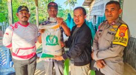 Staf Bidang Limjamsos Dinas Sosial Konut, Haerul Arbi Hansa, S.Sos, dan disaksikan Lurah Wanggudu, Hasanuddin, S.Si, Bhabinkamtibmas, Aiptu Daiman K. Telah menyalurkan bantuan PKH.