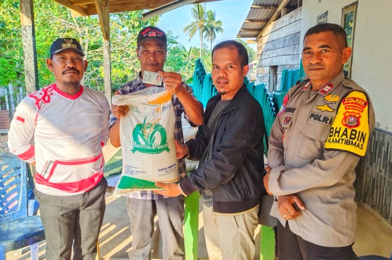 Staf Bidang Limjamsos Dinas Sosial Konut, Haerul Arbi Hansa, S.Sos, dan disaksikan Lurah Wanggudu, Hasanuddin, S.Si, Bhabinkamtibmas, Aiptu Daiman K. Telah menyalurkan bantuan PKH.