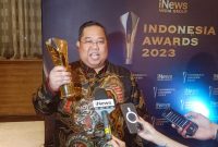 Ketua umum Kadin Sultra, Anton Timbang menerima penghargaan Indonesia Award 2023 atas inovasi UMKM. 