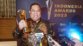 Ketua umum Kadin Sultra, Anton Timbang menerima penghargaan Indonesia Award 2023 atas inovasi UMKM. 