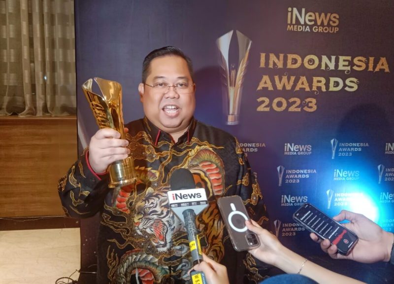Ketua umum Kadin Sultra, Anton Timbang menerima penghargaan Indonesia Award 2023 atas inovasi UMKM. 