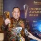 Ketua umum Kadin Sultra, Anton Timbang menerima penghargaan Indonesia Award 2023 atas inovasi UMKM. 