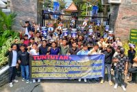 Aksi demontrasi mendesak Kejagung RI segera periksa tiga orang eks Syahbandar molawe. **