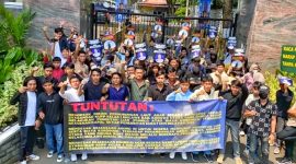 Aksi demontrasi mendesak Kejagung RI segera periksa tiga orang eks Syahbandar molawe. **