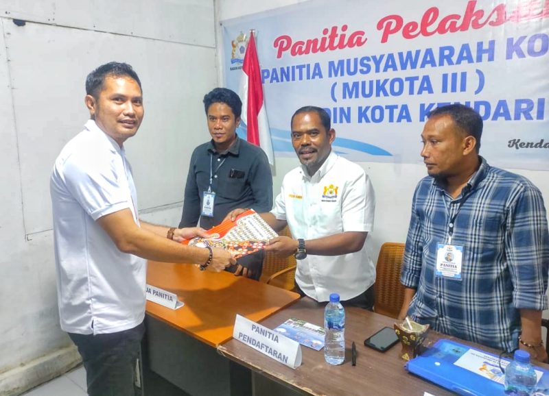 Panitia seleksi membuka penjaringan calon ketua kadin kendari. 