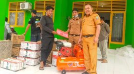 Kepala Dinas Sosial Nafsahu, S.Sos, didamping Kepala Bidang Pemberdayaan Sosial (Pemsos), Risal, S.Pd. menyerahkan secara simbolis bantuan Kube alat perbengkelan. (*Rul)