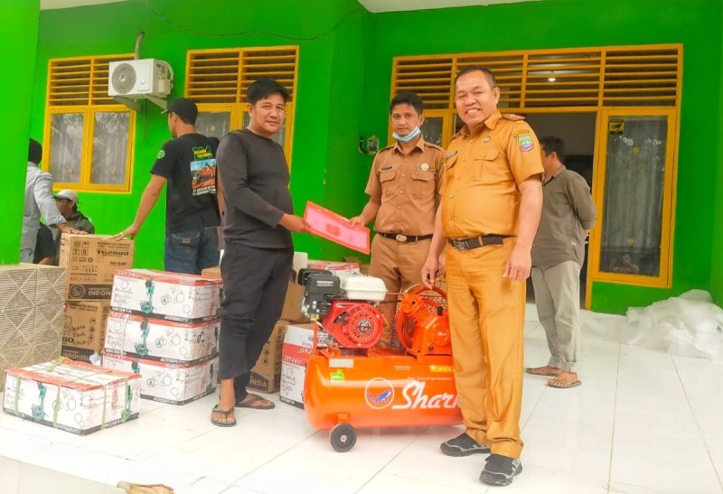 Kepala Dinas Sosial Nafsahu, S.Sos, didamping Kepala Bidang Pemberdayaan Sosial (Pemsos), Risal, S.Pd. menyerahkan secara simbolis bantuan Kube alat perbengkelan. (*Rul)
