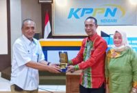 Pemkab Konut melalui Kepala BKAD Konut menerima penghargaan berupa plakat di Aula KPPN Sultra, Kamis (26/1/2023). 