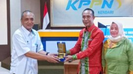 Pemkab Konut melalui Kepala BKAD Konut menerima penghargaan berupa plakat di Aula KPPN Sultra, Kamis (26/1/2023). 