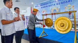 Pj Wali Kota Kendari, Asmawa Tosepu resmi membuka musyawarah Kota III (Muskota) di Aula Mepokooaha Balai Kota Kendari, Kamis 14 September 2023.