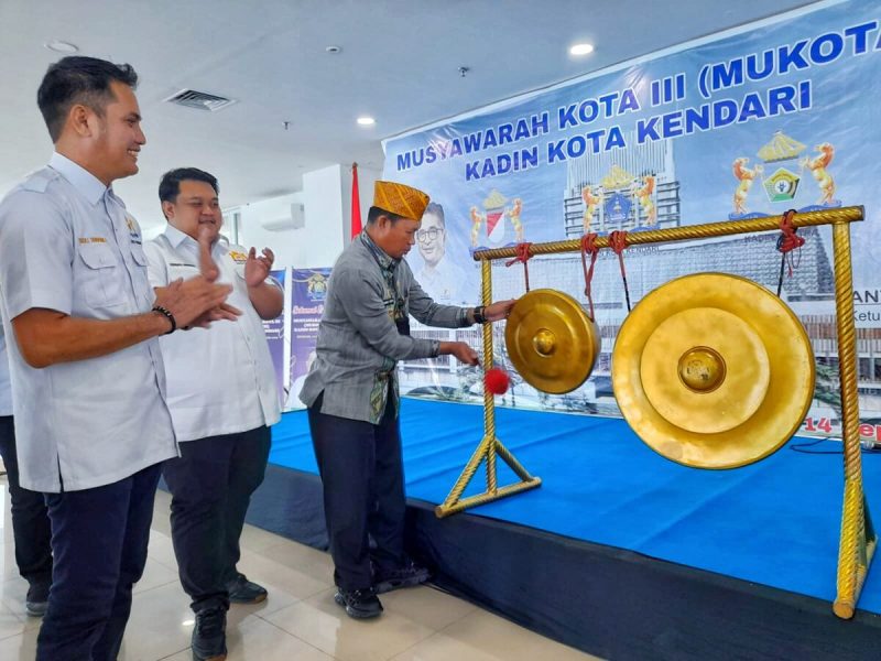 Pj Wali Kota Kendari, Asmawa Tosepu resmi membuka musyawarah Kota III (Muskota) di Aula Mepokooaha Balai Kota Kendari, Kamis 14 September 2023.