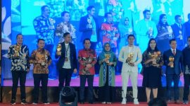 Penghargaan Sultra Award diserahkan langsung Kajati Sultra Patris Yusrian kepada Ketua Kadin Sultra yang diwakili Waketum Sastra Alamsyah di Claro Kendari, Rabu (27/09/2023). 