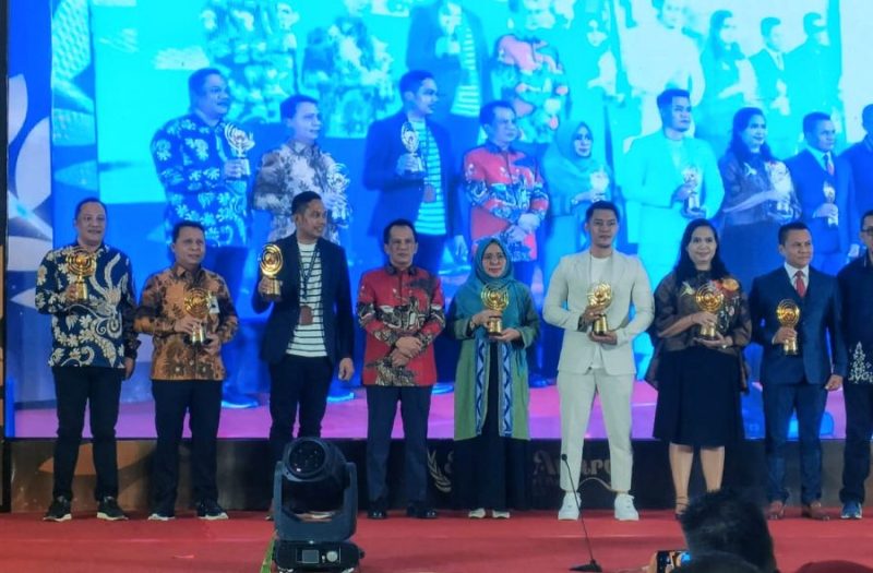 Penghargaan Sultra Award diserahkan langsung Kajati Sultra Patris Yusrian kepada Ketua Kadin Sultra yang diwakili Waketum Sastra Alamsyah di Claro Kendari, Rabu (27/09/2023). 