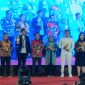 Penghargaan Sultra Award diserahkan langsung Kajati Sultra Patris Yusrian kepada Ketua Kadin Sultra yang diwakili Waketum Sastra Alamsyah di Claro Kendari, Rabu (27/09/2023). 